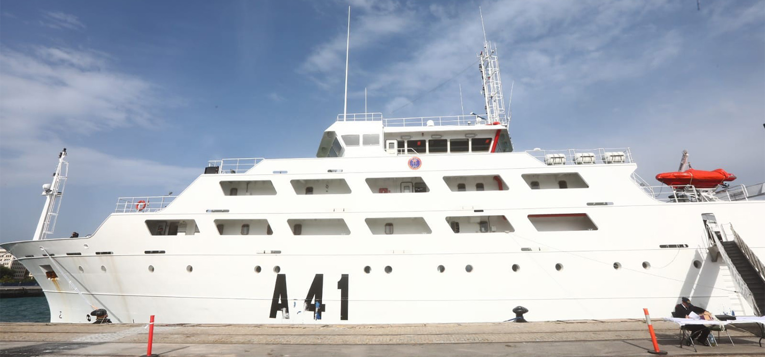 El barco ‘Intermares’ muestra sus instalaciones para investigación pesquera en el Puerto de Cádiz