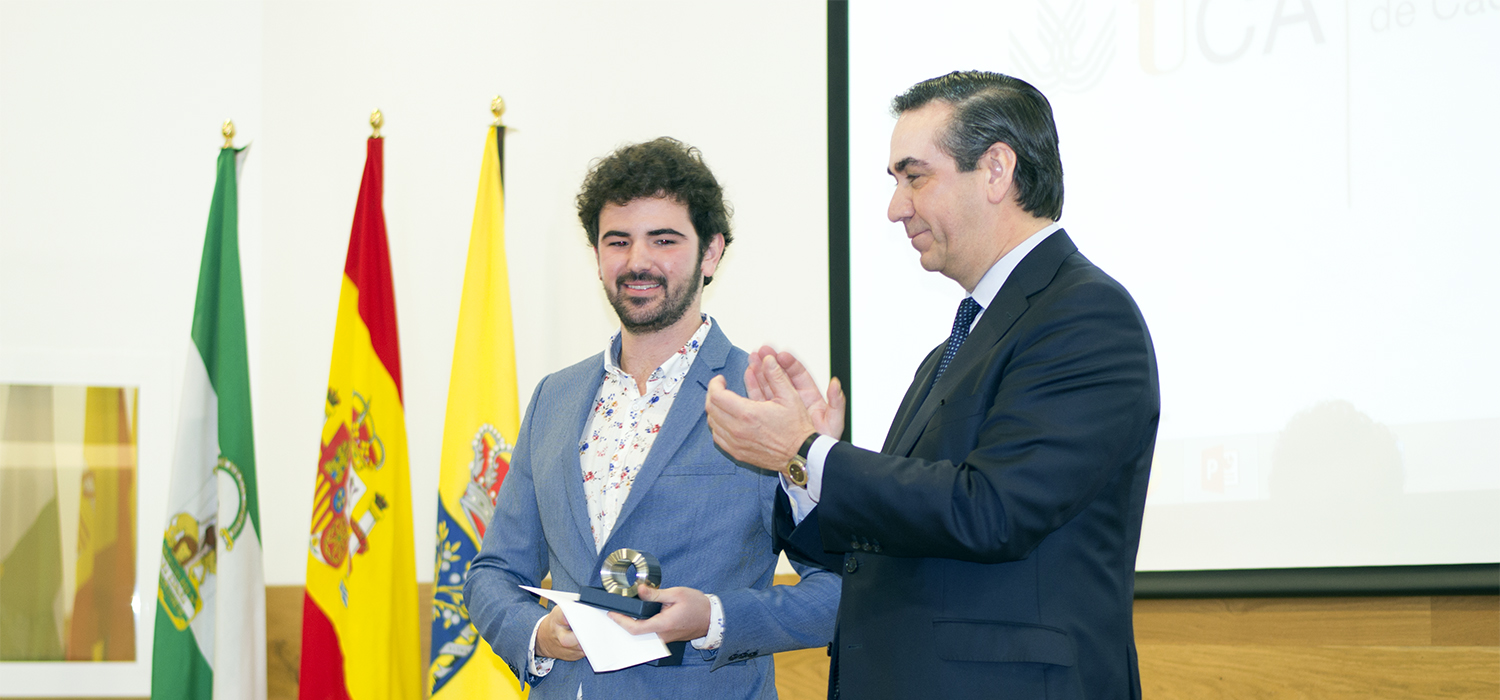 El estudiante de la UCA Manuel Vázquez Morales gana el III Premio Acerinox