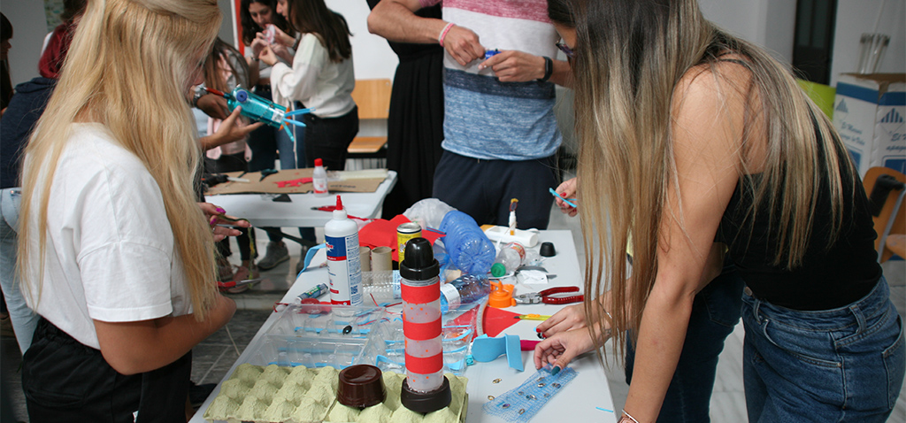Más de 40 estudiantes participan en el taller ‘RECAPACICLA Esculturas Ensambladas’