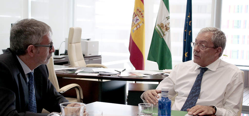 El rector y el consejero de Economía se reúnen en Sevilla para abordar la financiación del proyecto de Valcárcel