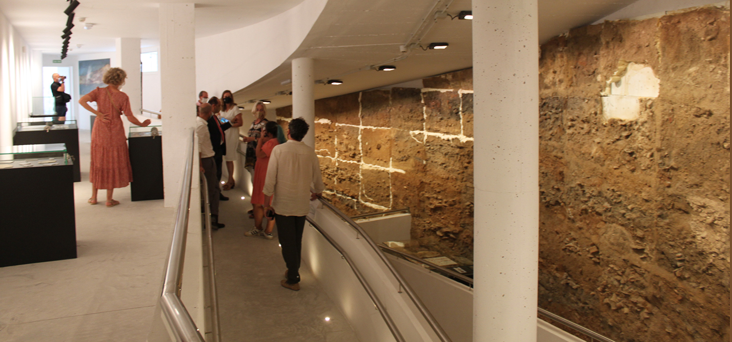 Visita institucional a la cripta arqueológica en obras de El Olivillo