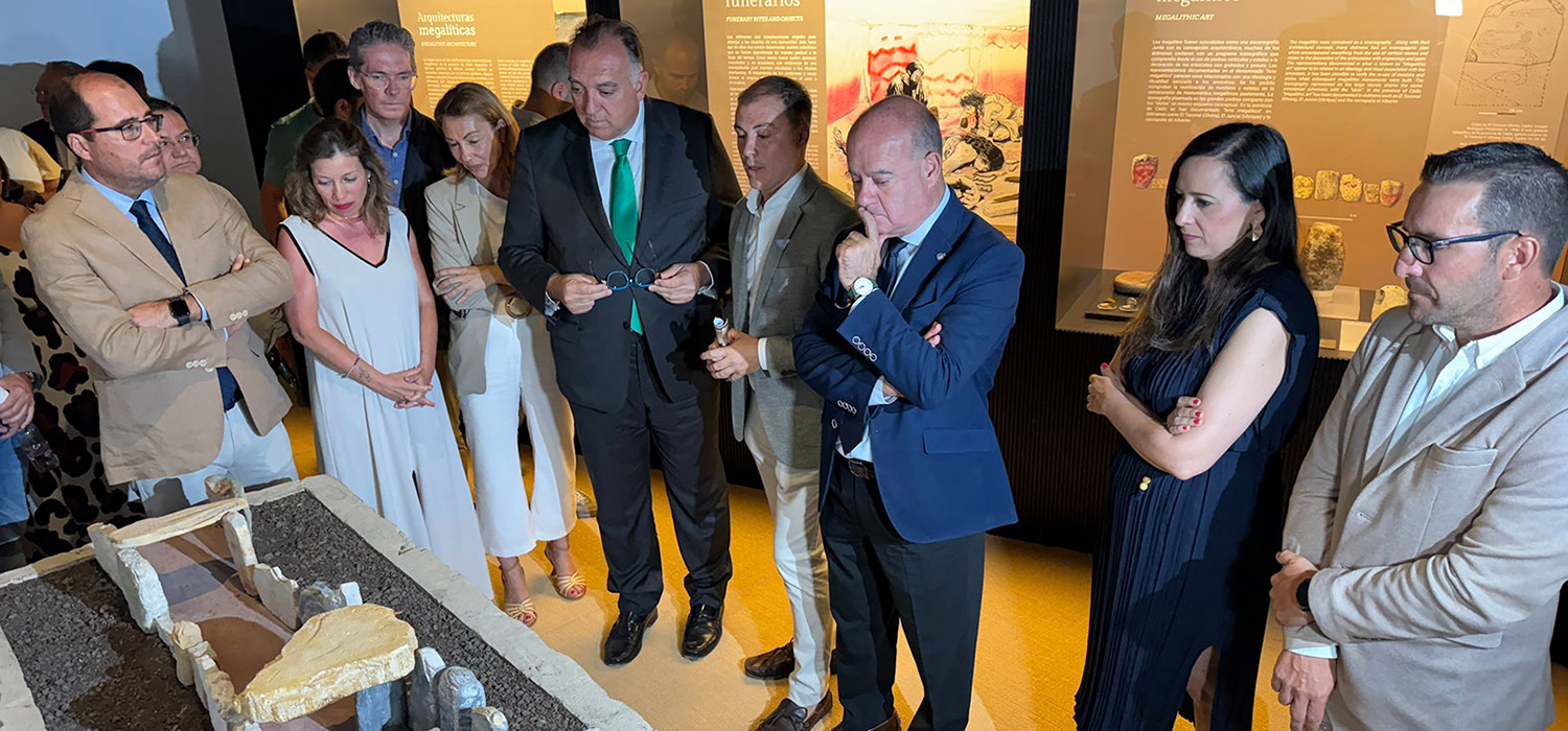 Investigadores de la UCA impulsan la exposición ‘El Megalitismo en las tierras de Cádiz’ en el Conjunto Arqueológico Dólmenes de Antequera