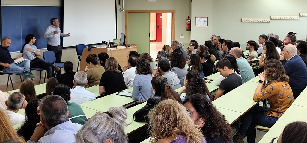 Miguel Delibes presenta el libro ‘Gracias a la vida’ en la Facultad de Ciencias del Mar y Ambientales