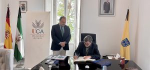 El director del Instituto Cervantes se reúne con el rector de la UCA y firma en el Libro de Honor